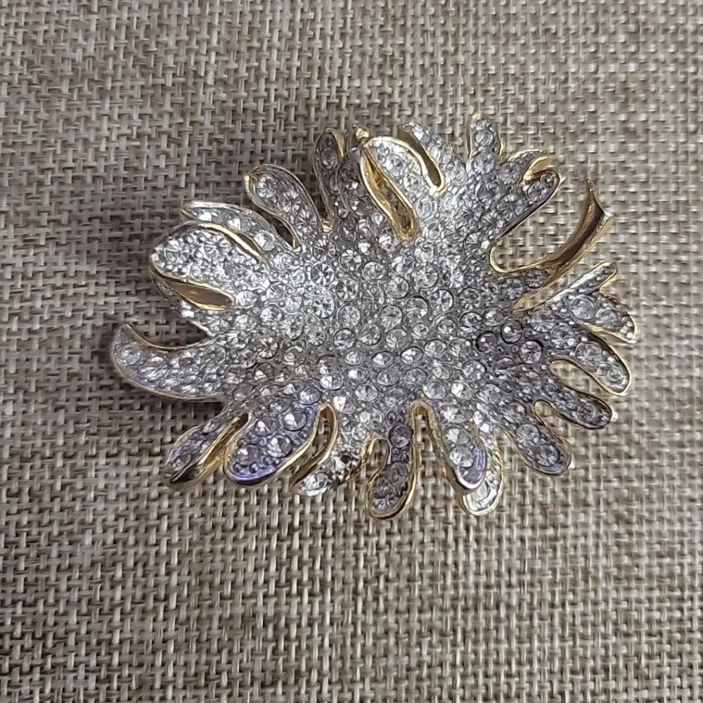 VTG Les Bernard Large Goldtone Pave Crystal Rhinestone Leaf  Brooch Signed